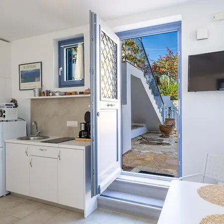 Apartman Three Art House, Floor Open Plan Studio, Open Plan Art With Front Yard In Fiszkárdo
