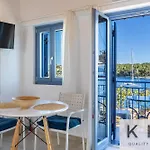 Three Art House, Floor Open Plan Studio, Open Plan Art With Front Yard In Apartamento Fiskardo