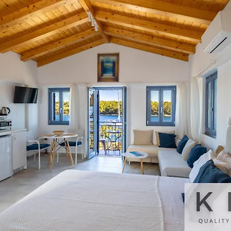 Apartment Three Art House, Floor Open Plan Studio, Open Plan Art With Front Yard In