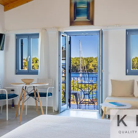 Three Art House, Floor Open Plan Studio, Open Plan Art With Front Yard In Apartment *