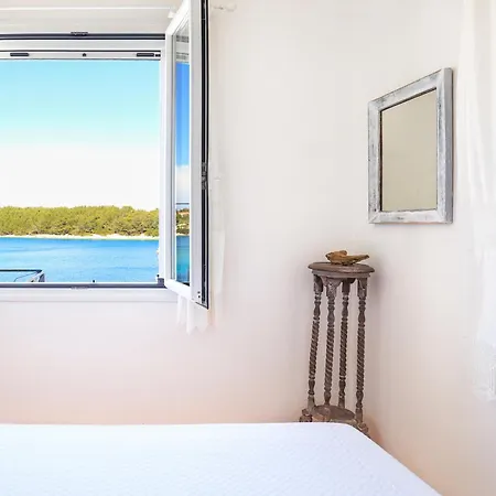 Three Art House, Floor Open Plan Studio, Open Plan Art With Front Yard In Apartment *