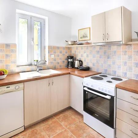 Three Art House, Floor Open Plan Studio, Open Plan Art With Front Yard In Apartment