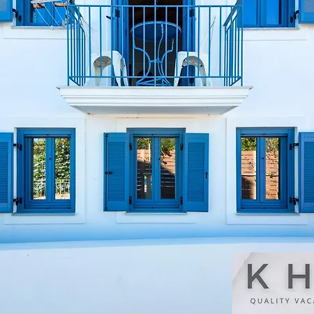 Apartment Three Art House, Floor Open Plan Studio, Open Plan Art With Front Yard In