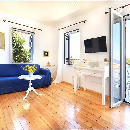 Three Art House, Floor Open Plan Studio, Open Plan Art With Front Yard In Apartment Fiskardo