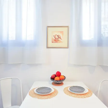 Three Art House, Floor Open Plan Studio, Open Plan Art With Front Yard In Διαμέρισμα