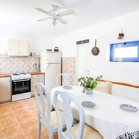 Three Art House, Floor Open Plan Studio, Open Plan Art With Front Yard In Apartment