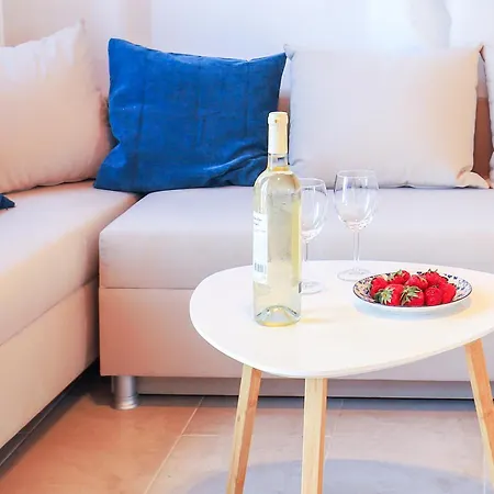 Apartment Three Art House, Floor Open Plan Studio, Open Plan Art With Front Yard In *