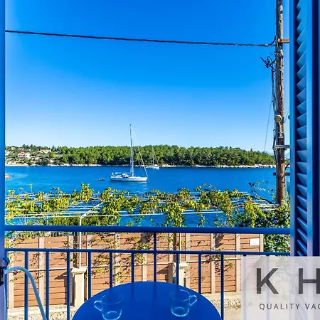 Three Art House, Floor Open Plan Studio, Open Plan Art With Front Yard In Apartment *