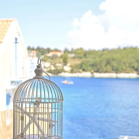 Apartment Three Art House, Floor Open Plan Studio, Open Plan Art With Front Yard In Fiskardo