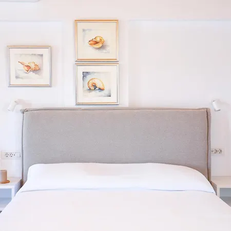 Three Art House, Floor Open Plan Studio, Open Plan Art With Front Yard In