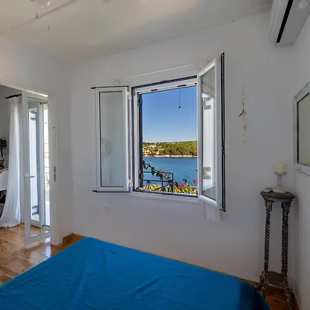 Daire Three Art House, Floor Open Plan Studio, Open Plan Art With Front Yard In