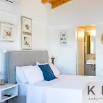 Three Art House, Floor Open Plan Studio, Open Plan Art With Front Yard In Apartamento Fiskardo
